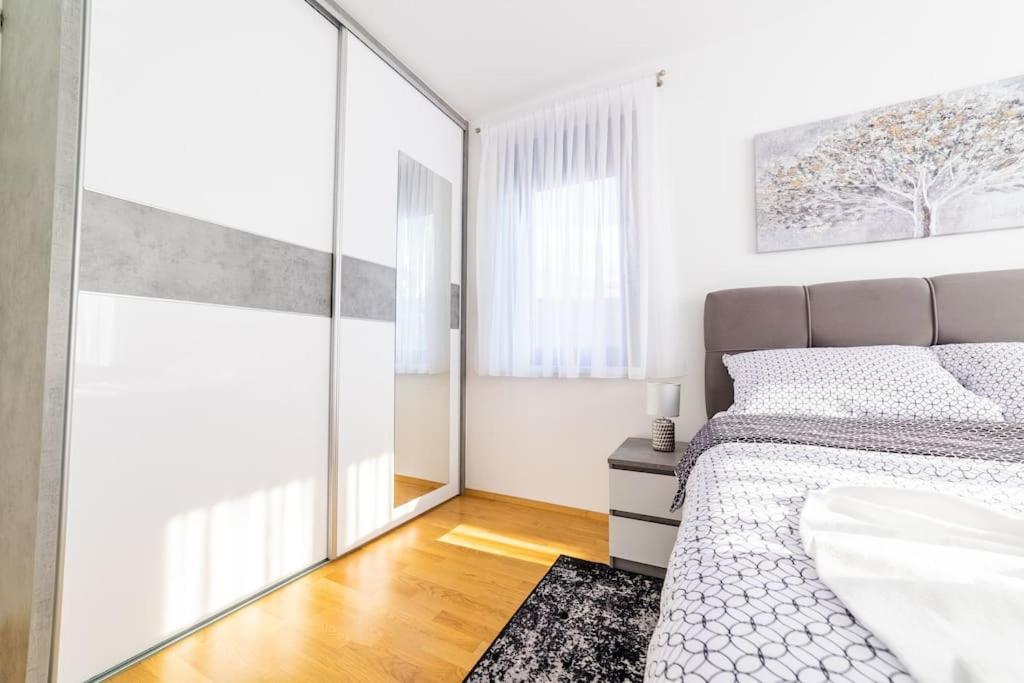 Apartman Lux Self Check-In Virovitica Exterior photo